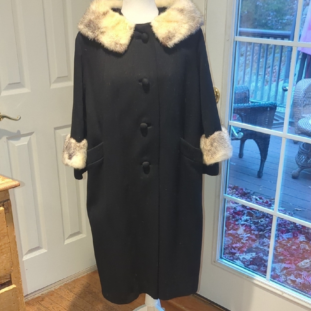 Elegant Black Coat with Rabbit Fur Trim
